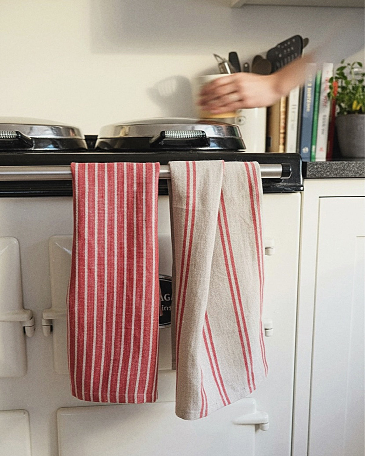 Red and white striped kitchen towels hanging on a stove handle with a blurred hand in the background.
Striped linen tea towel
100% linen tea towel
Hand-loomed linen tea towel
Natural linen kitchen towel
Coastal linen tea towel
Linen dish towel UK